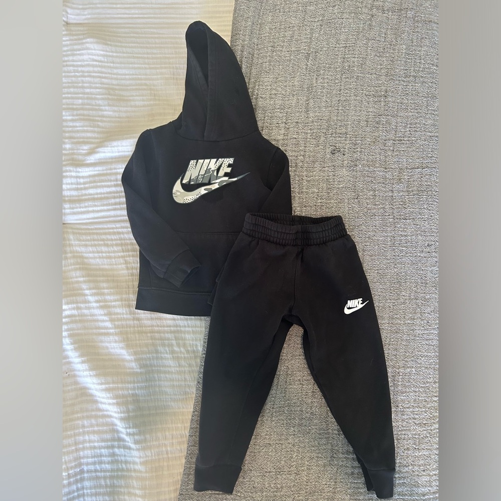 Toddler Nike SweatSuit.